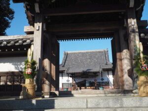 東光寺：山門から見る本堂の写真です。