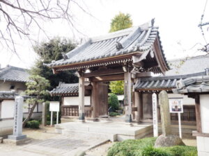 東光寺山門の写真です。