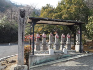 足利三十三観音霊場巡り：東光寺本堂前の六地蔵の写真です。