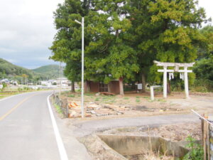 右手側に見える神社の鳥居の写真です。