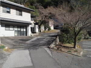 織姫山「もみじ谷」へ向かう長林寺前の山道の写真です。