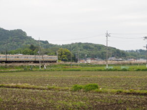 分校から見た両毛線を走る電車の写真です。