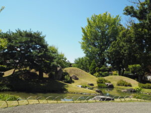足利学校：方丈から臨む南庭園の築山の写真です。