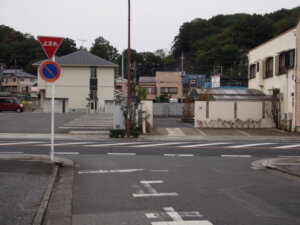 突き当たりの丁字路の写真です。