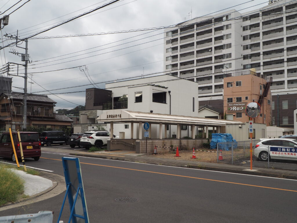 美術館南地下道入り口の写真です。