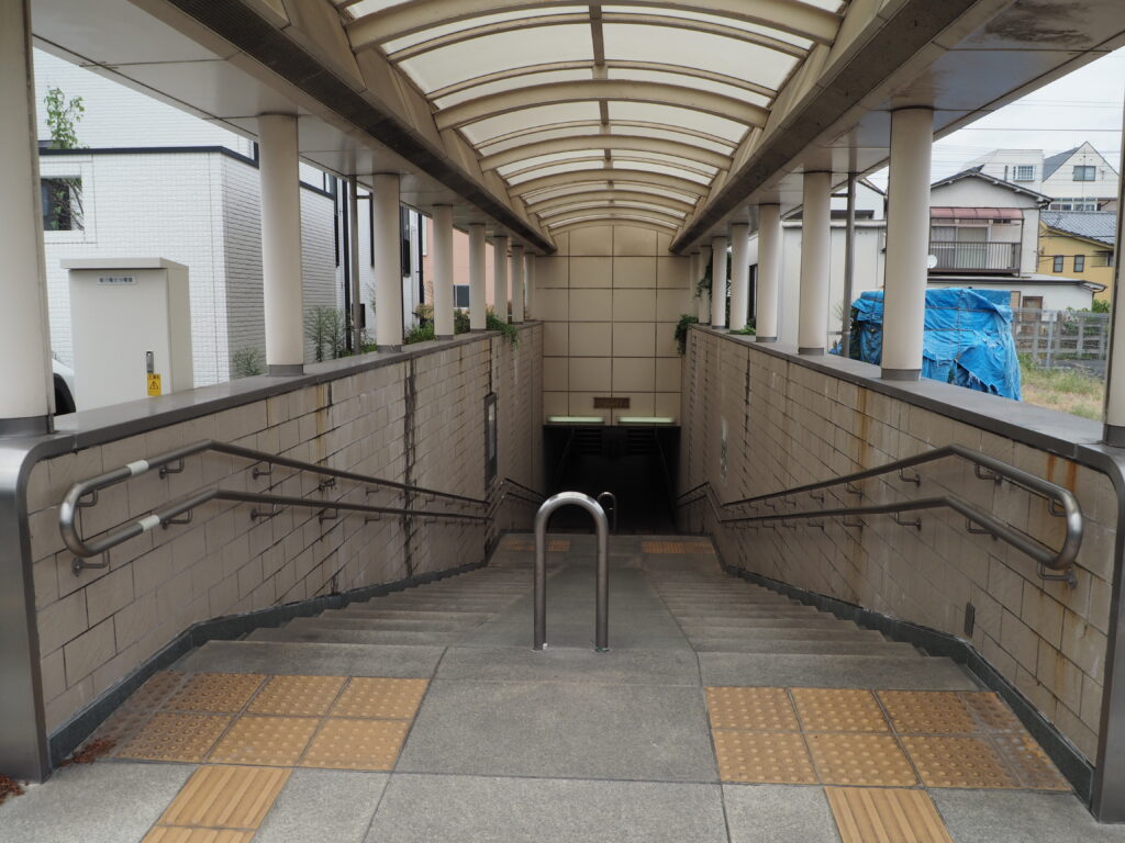 美術館地下道の写真です。