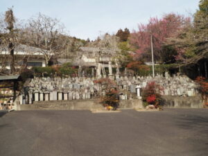 足利三十三観音霊場巡り：東光寺の無縁仏の写真です。