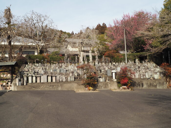 足利三十三観音霊場巡り:東光寺の無縁仏の写真です。