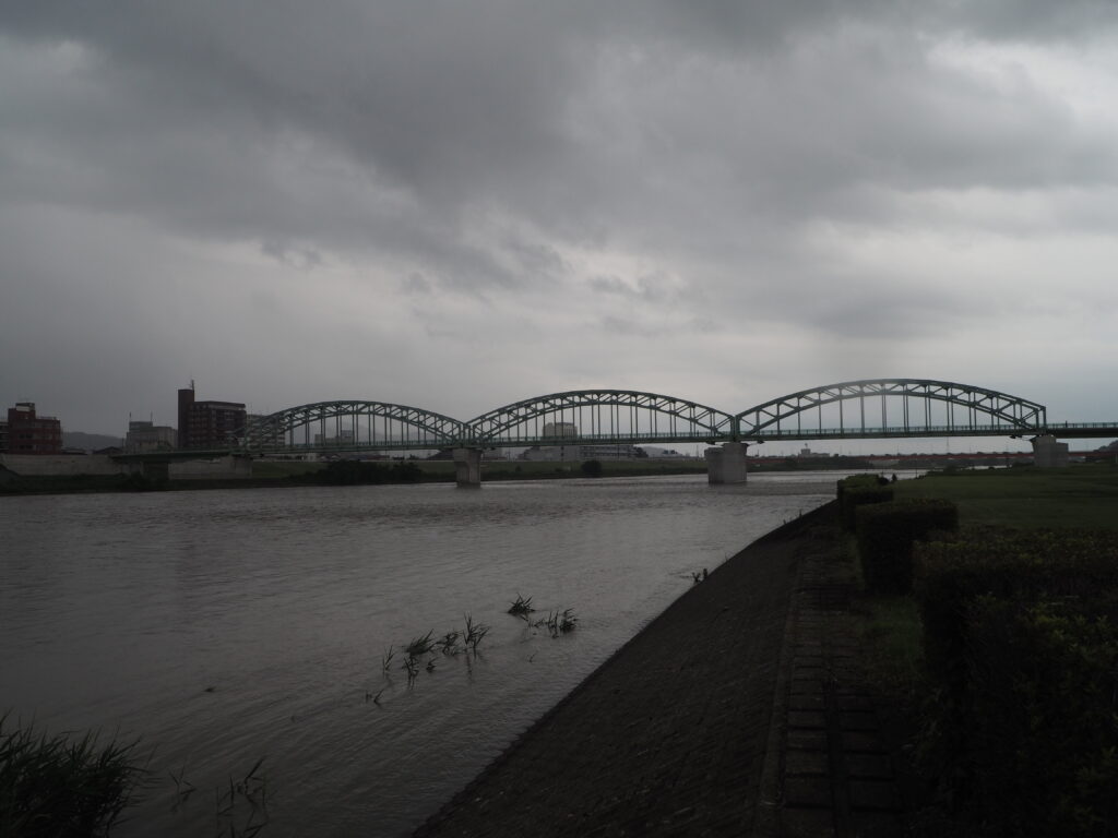 豪雨後の中橋上流の写真です。