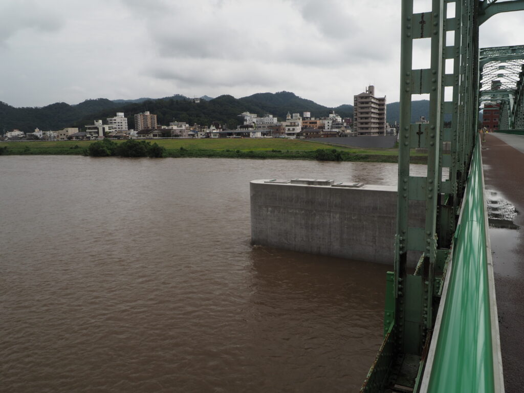 豪雨後の中橋上流の写真です。