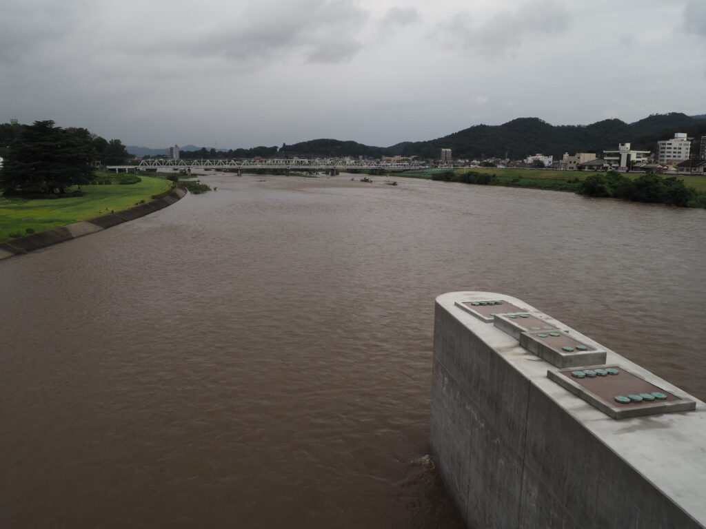 豪雨後の中橋上流の写真です。