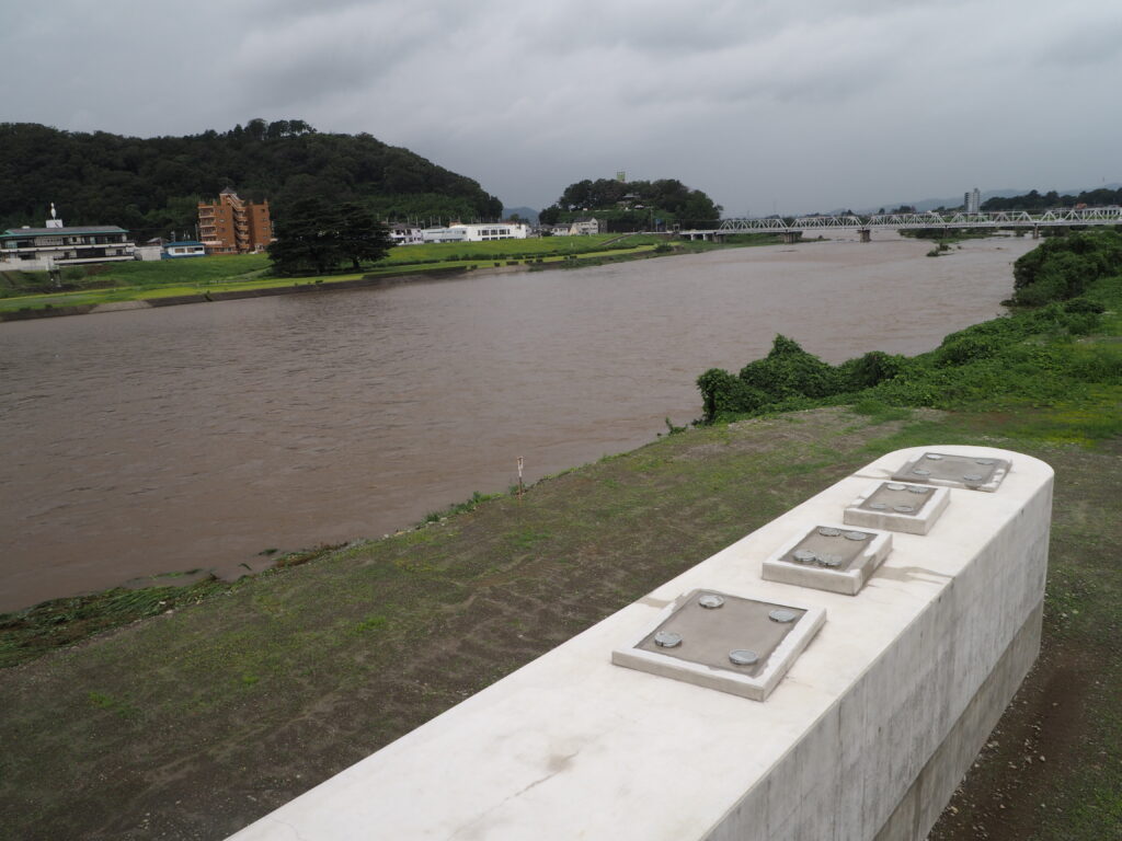 豪雨後の中橋上流の写真です。