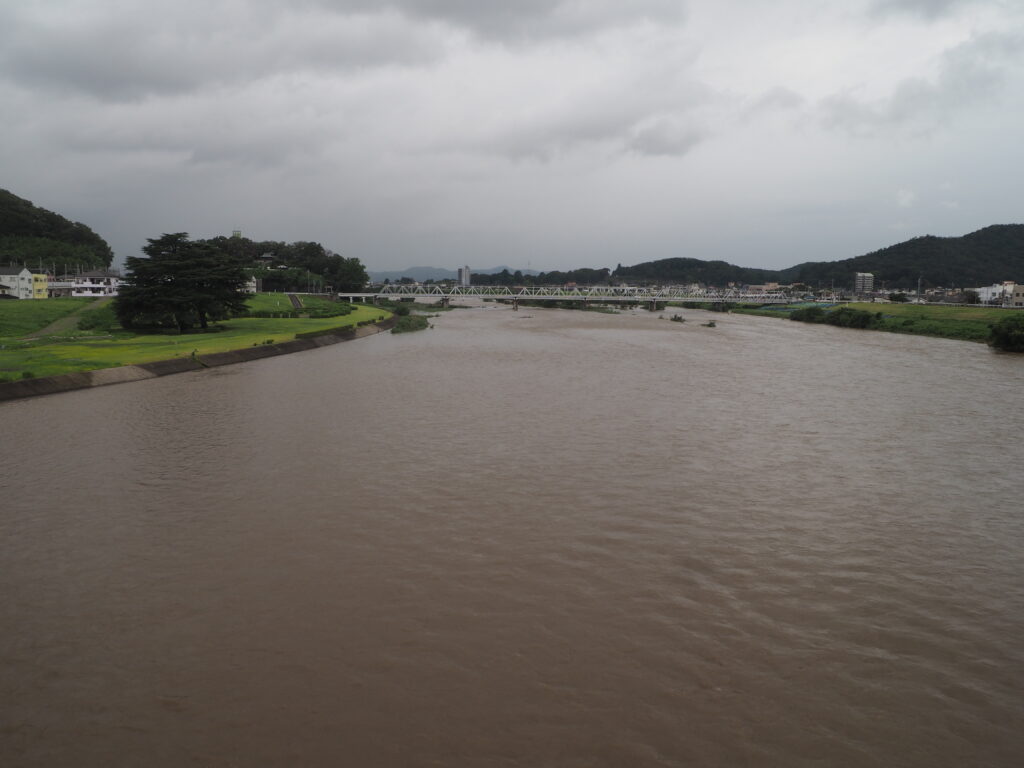 豪雨後の中橋上流の写真です。