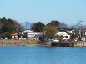 多々良沼:弁天島から見る野鳥観察棟の写真です。