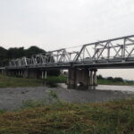 渡良瀬川右岸堤防に架かる渡良瀬橋の写真です。