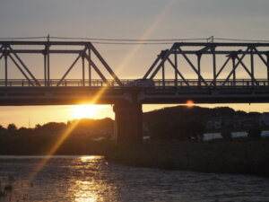 渡良瀬橋から見る夕日の写真です。