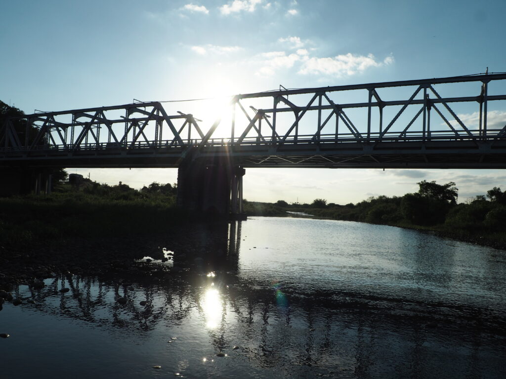 渡良瀬橋と夕日の写真です。