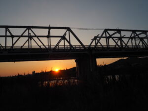 渡良瀬橋の夕日の写真です。