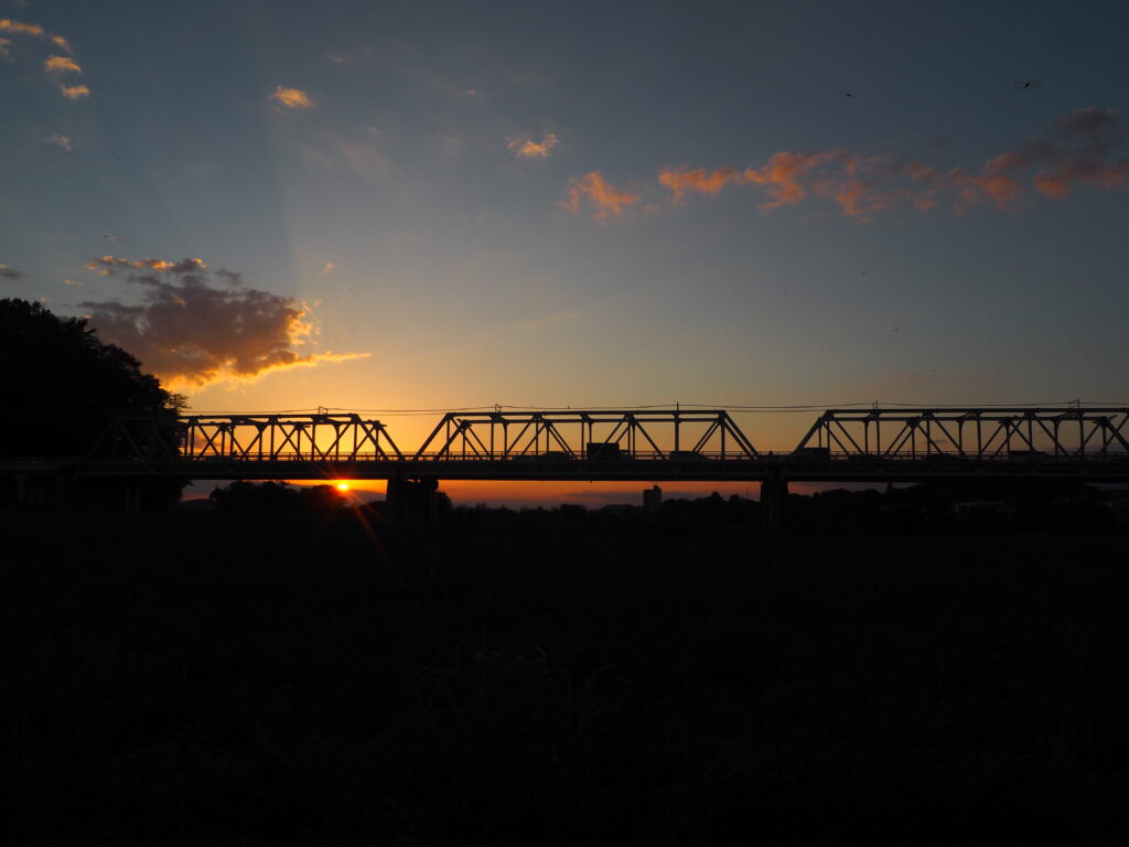 渡良瀬橋と夕日の写真です。