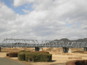 渡良瀬川右岸サイクリングロードから見た渡良瀬橋の写真です。