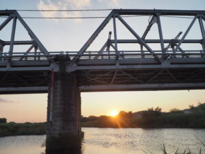 渡良瀬橋の夕日の写真です。