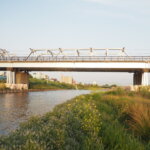 きれいに塗装された渡良瀬橋の写真です。