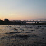 日の出前の渡良瀬橋の写真です。