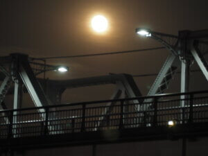 渡良瀬橋と月の写真です。