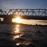 渡良瀬橋に夕日が沈む写真ですです。