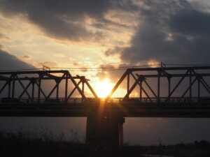 渡良瀬橋の夕日の写真です。