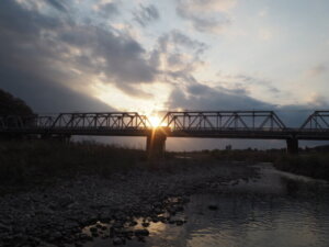 渡良瀬橋の夕日の写真です。