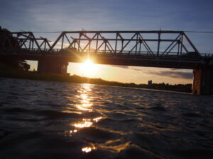 渡良瀬橋に夕日が沈む写真ですです。