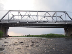 夕暮れせまる渡良瀬橋の写真です。