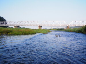 登る朝日に照らされた渡良瀬橋の写真です。