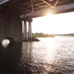 渡良瀬橋の橋脚と夕日の写真です。