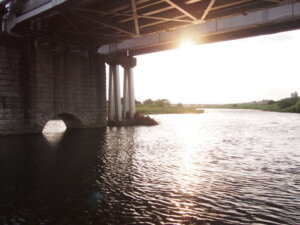 渡良瀬橋の橋脚と夕日の写真です。