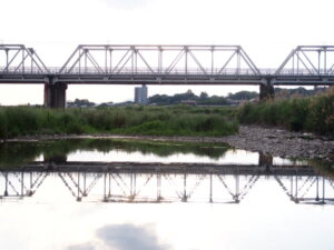 渡良瀬川に映る渡良瀬橋の写真です。
