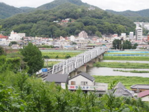 男浅間山から望む渡良瀬橋の写真です。