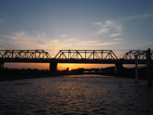 渡良瀬橋の夕日の写真です。