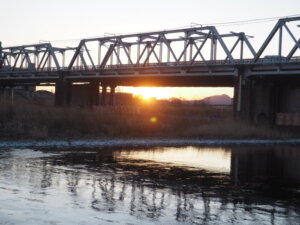 渡良瀬橋の夕日の写真です。