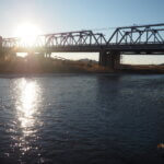 冬の渡良瀬橋の夕日の写真です。