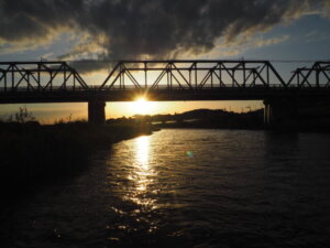 5月の渡良瀬橋の夕日の写真です。