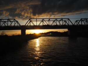5月の渡良瀬橋の夕日の写真です。