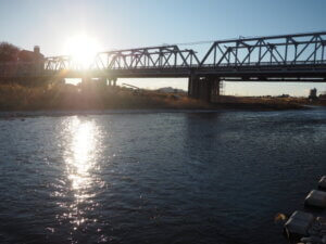 冬の渡良瀬橋の夕日の写真です。