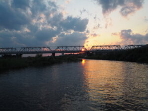 渡良瀬橋から見る夕日の写真です。
