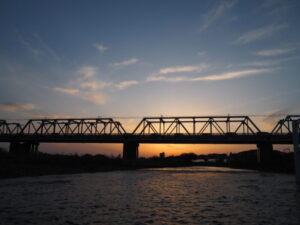 渡良瀬橋の夕日の写真です。