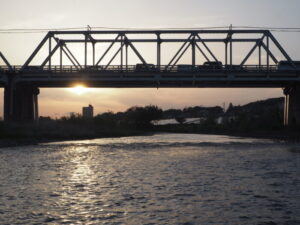 渡良瀬橋の夕日の写真です。