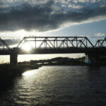 5月の渡良瀬橋の夕日の写真です。