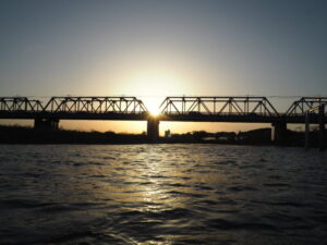 渡良瀬橋の夕日の写真です。