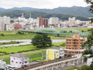 女浅間山から渡良瀬川と中橋を臨む写真です。